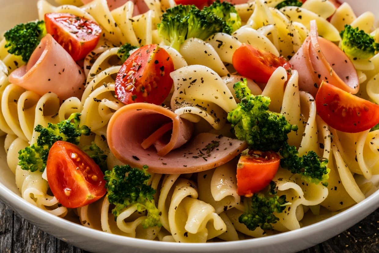 Салат с макаронами, ветчиной и брокколи Салат с макаронами, ветчиной и брокколи