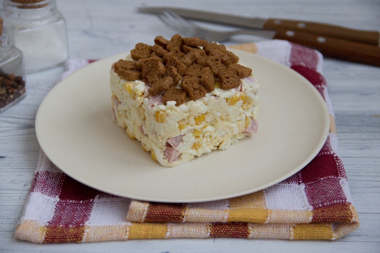 Салат с кукурузой и ветчиной Салат с кукурузой и ветчиной
