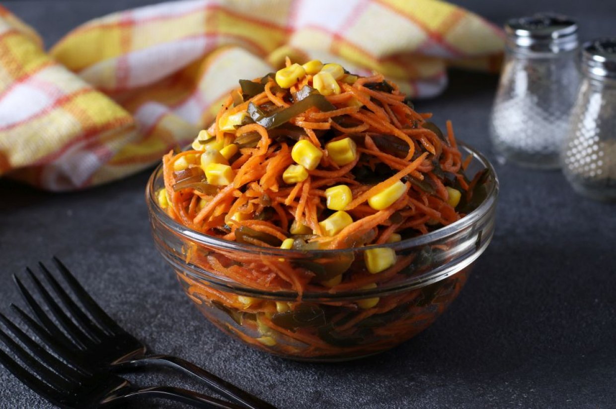 Салат с морской капустой, кукурузой и морковью Салат с морской капустой, кукурузой и морковью