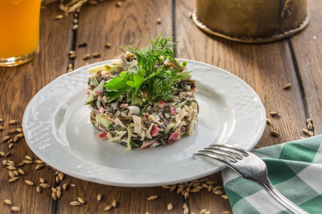 Салат из морской капусты с яйцами, крабовыми палочками и огурцом Салат из морской капусты с яйцами, крабовыми палочками и огурцом