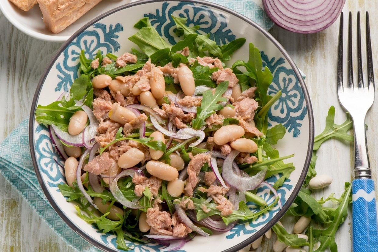Салат с рукколой, тунцом и фасолью Салат с рукколой, тунцом и фасолью