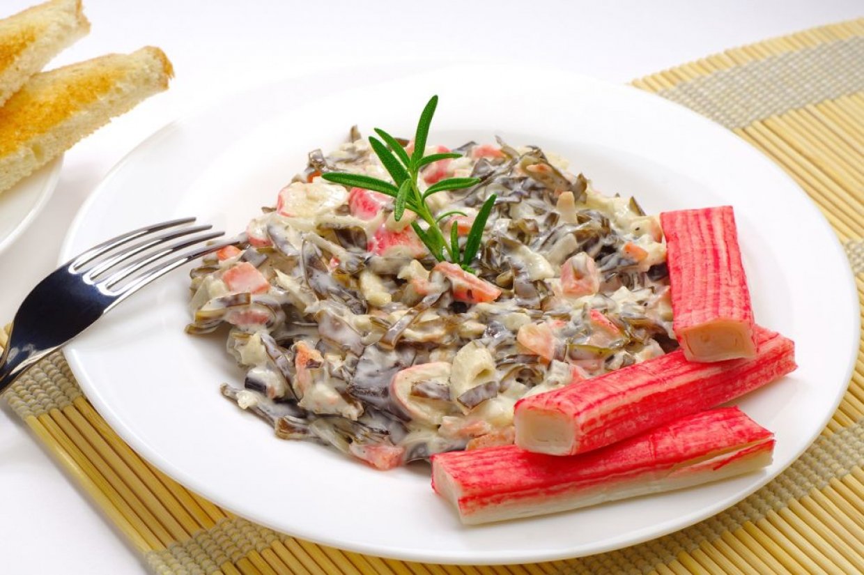 Салат с крабовыми палочками, морской капустой и яйцами Салат с крабовыми палочками, морской капустой и яйцами