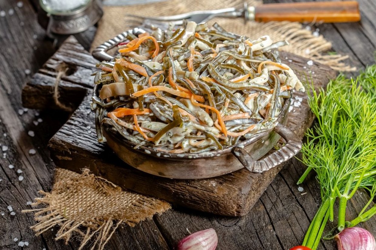 Салат из кальмаров, морской капусты и моркови с майонезом Салат из кальмаров, морской капусты и моркови с майонезом