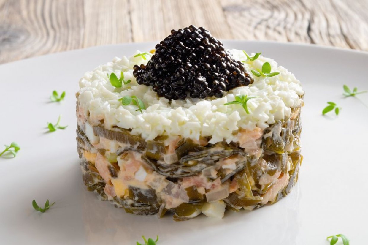 Салат из красной рыбы, морской капусты и яиц Салат из красной рыбы, морской капусты и яиц