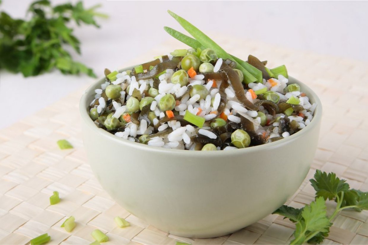 Салат с морской капустой, зеленым горошком и рисом Салат с морской капустой, зеленым горошком и рисом