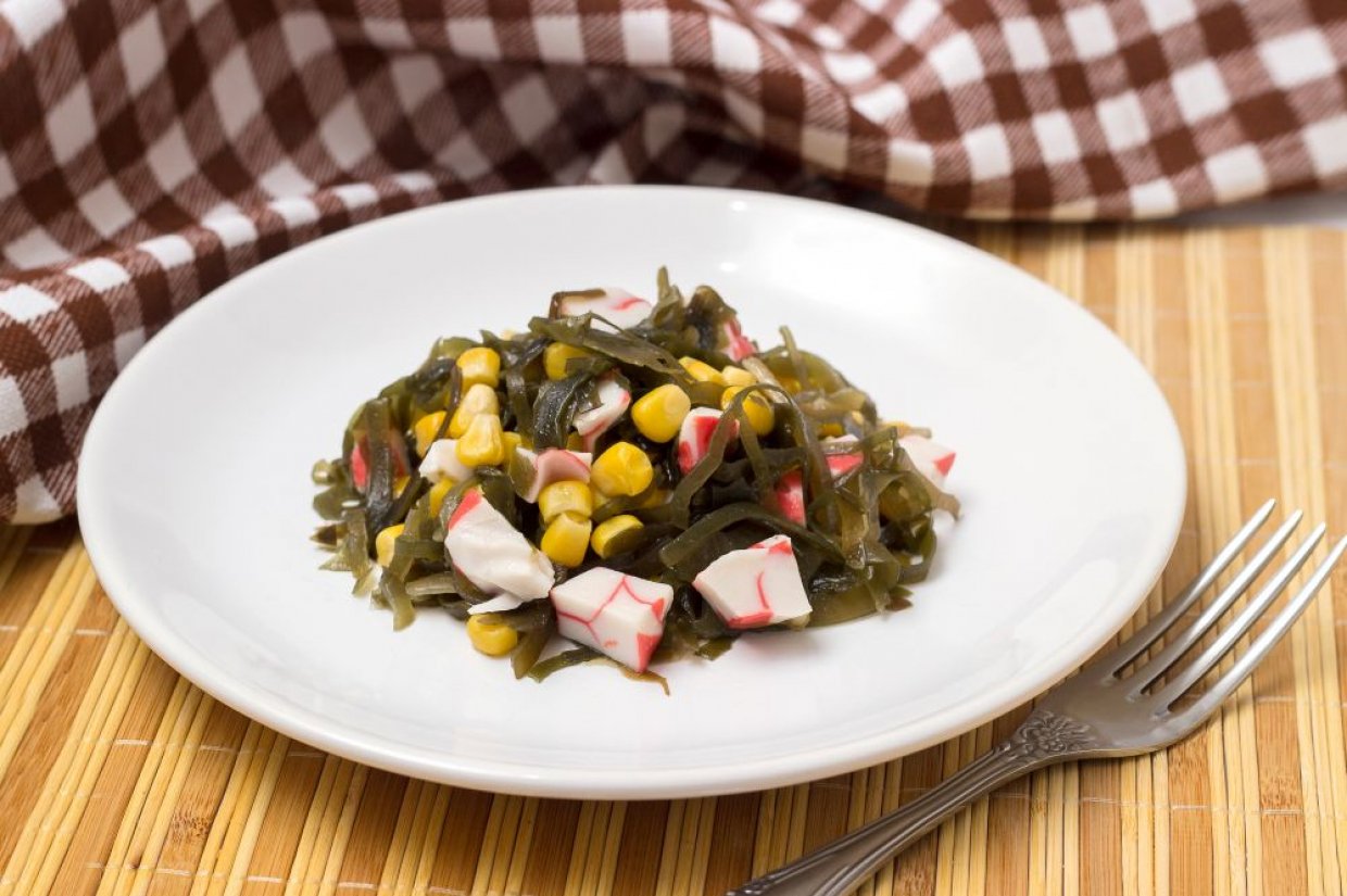 Салат с крабовыми палочками, кукурузой и морской капустой Салат с крабовыми палочками, кукурузой и морской капустой