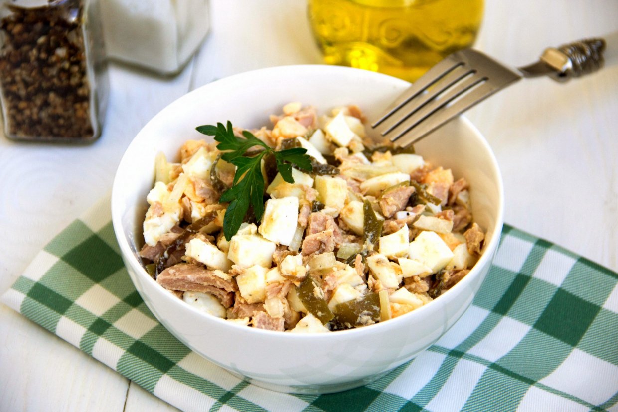 Салат с тунцом, яйцами и морской капустой Салат с тунцом, яйцами и морской капустой