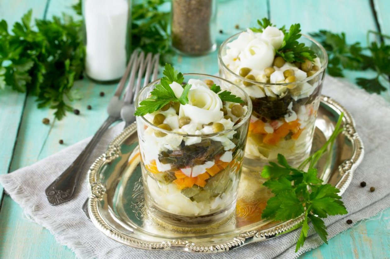 Слоеный салат с морской капустой, маринованными огурцами и овощами Слоеный салат с морской капустой, маринованными огурцами и овощами