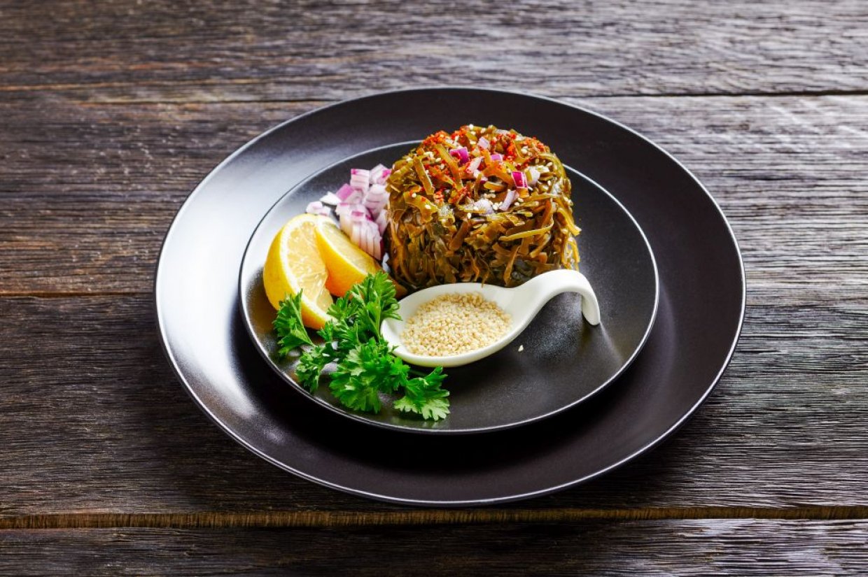 Салат с морской капустой и фиолетовым луком Салат с морской капустой и фиолетовым луком