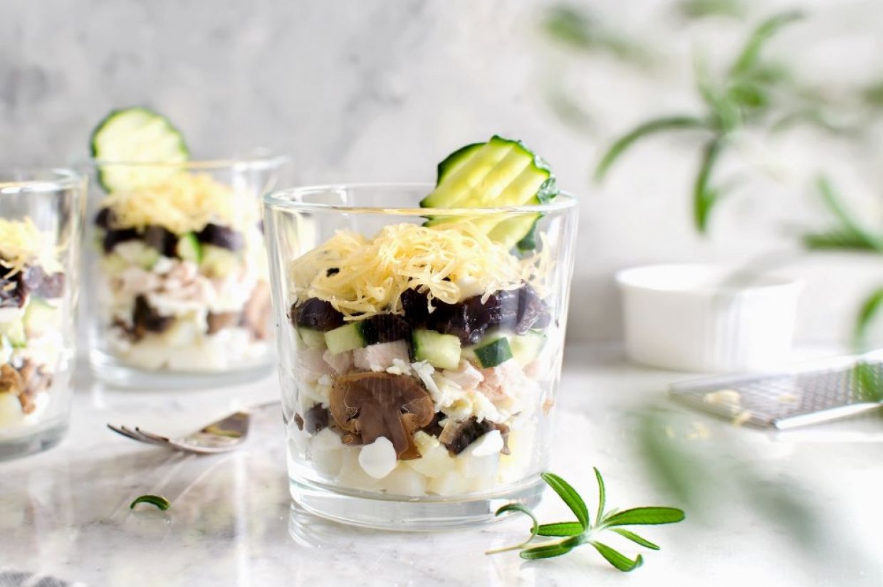 Слоеный салат с курицей, грибами и черносливом Слоеный салат с курицей, грибами и черносливом