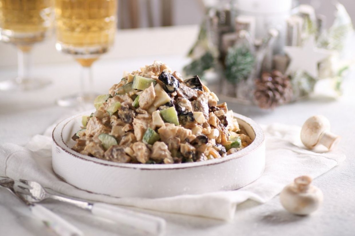 Салат с курицей, черносливом и маринованными шампиньонами Салат с курицей, черносливом и маринованными шампиньонами