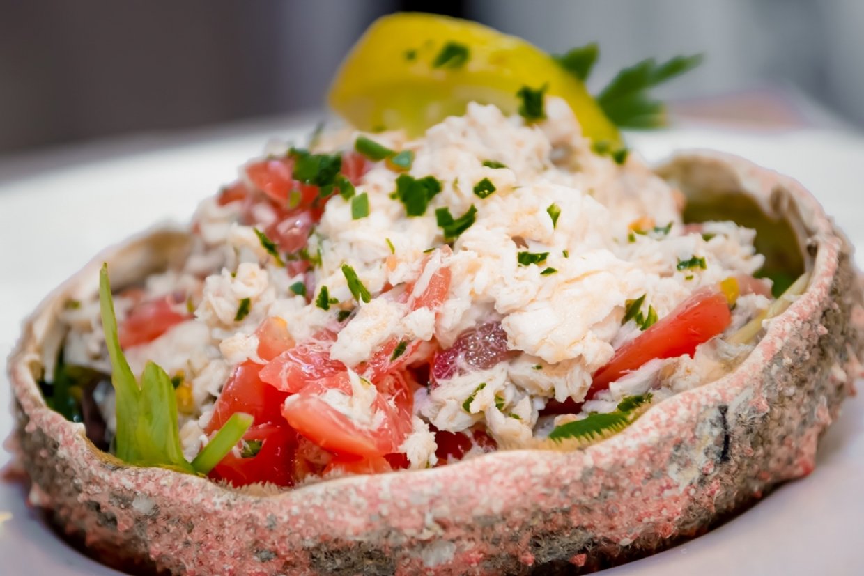 Салат с крабовым мясом и помидорами Салат с крабовым мясом и помидорами