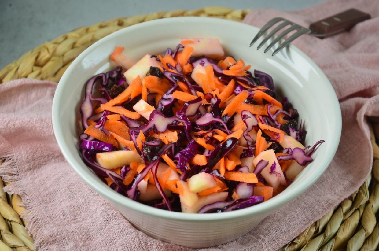 Салат из краснокочанной капусты, моркови, яблока и чернослива Салат из краснокочанной капусты, моркови, яблока и чернослива