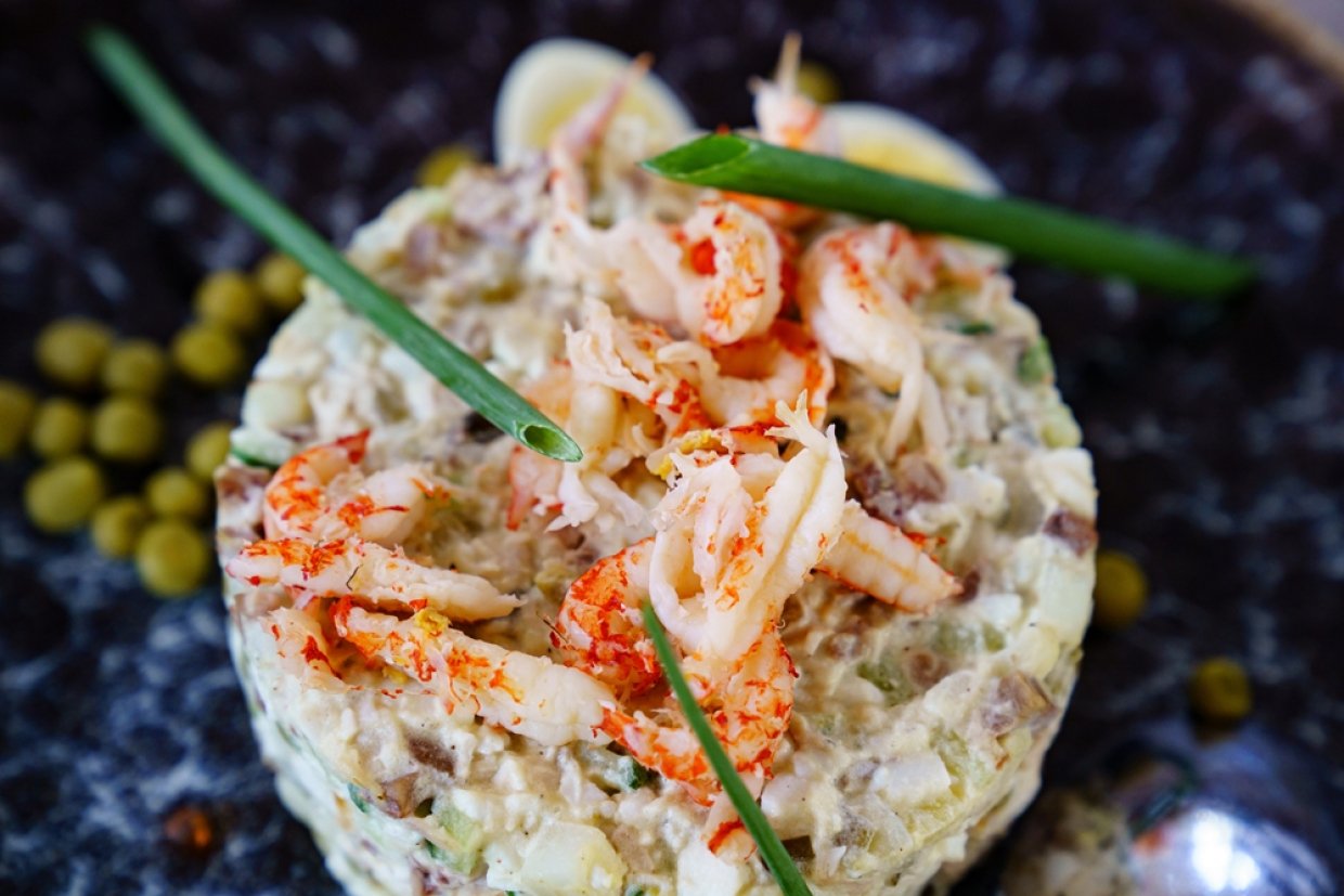 Салат с крабовым мясом и консервированным горошком Салат с крабовым мясом и консервированным горошком