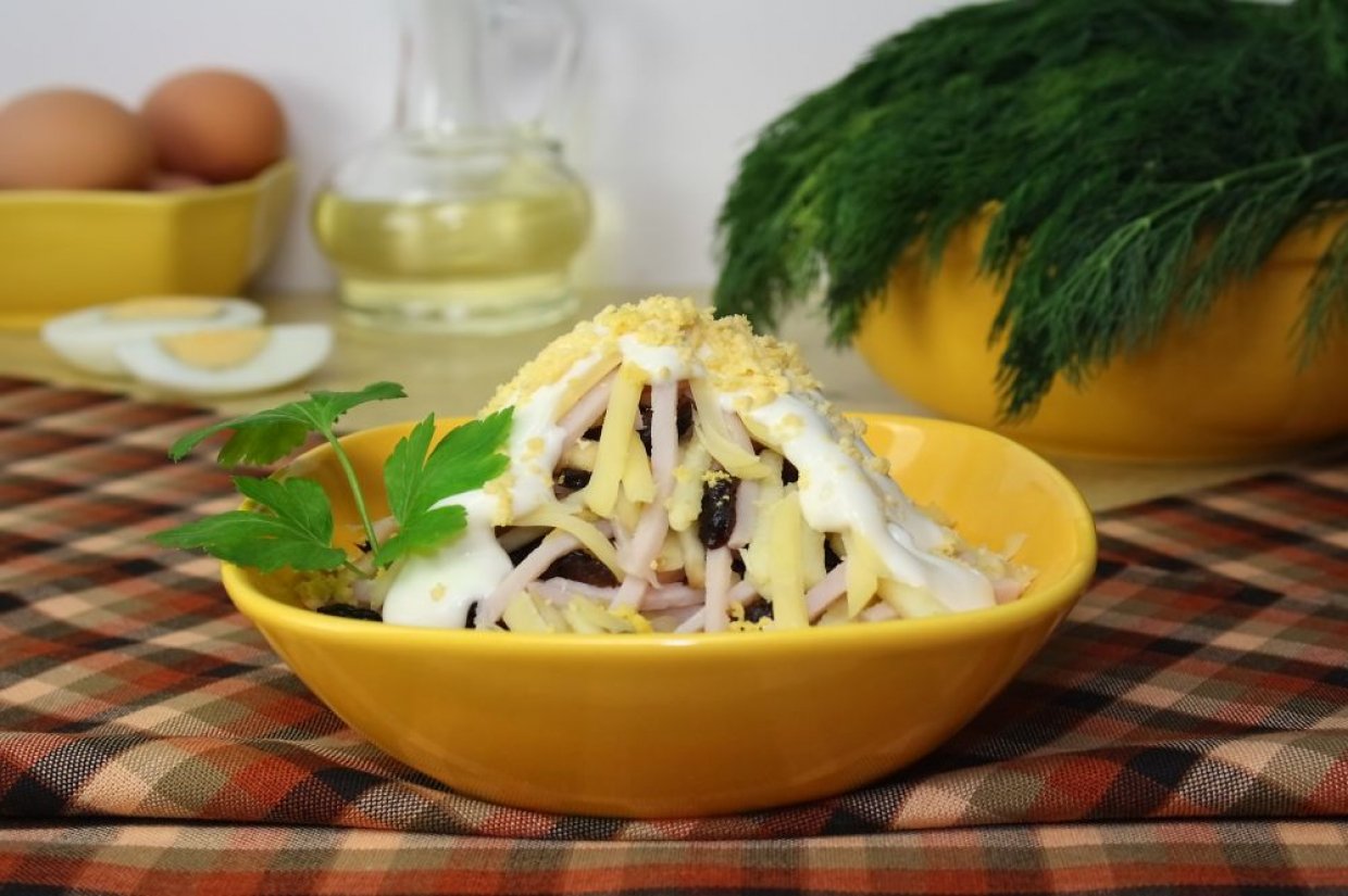 Салат с ветчиной, яблоками, черносливом и яйцами Салат с ветчиной, яблоками, черносливом и яйцами