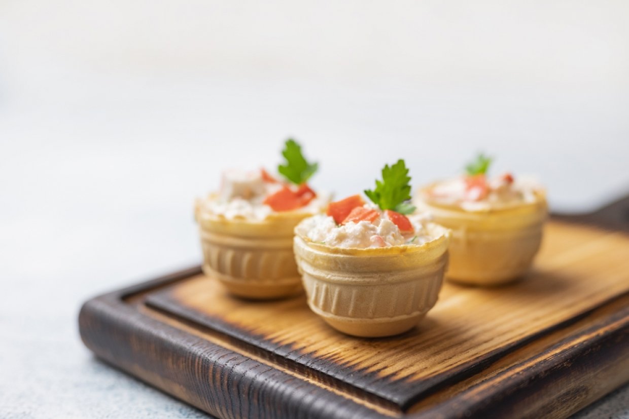 Салат с крабовым мясом в тарталетках Салат с крабовым мясом в тарталетках