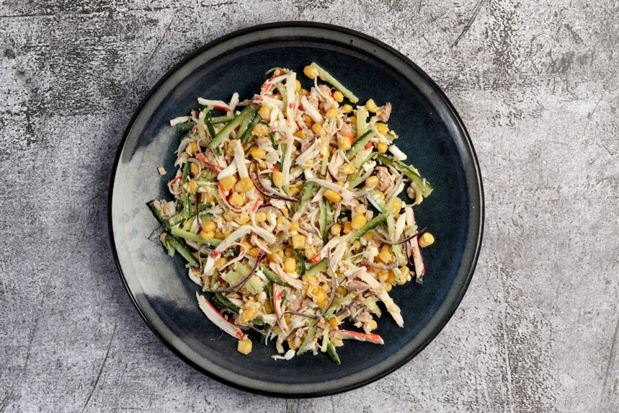 Салат с крабовым мясом и кукурузой Салат с крабовым мясом и кукурузой