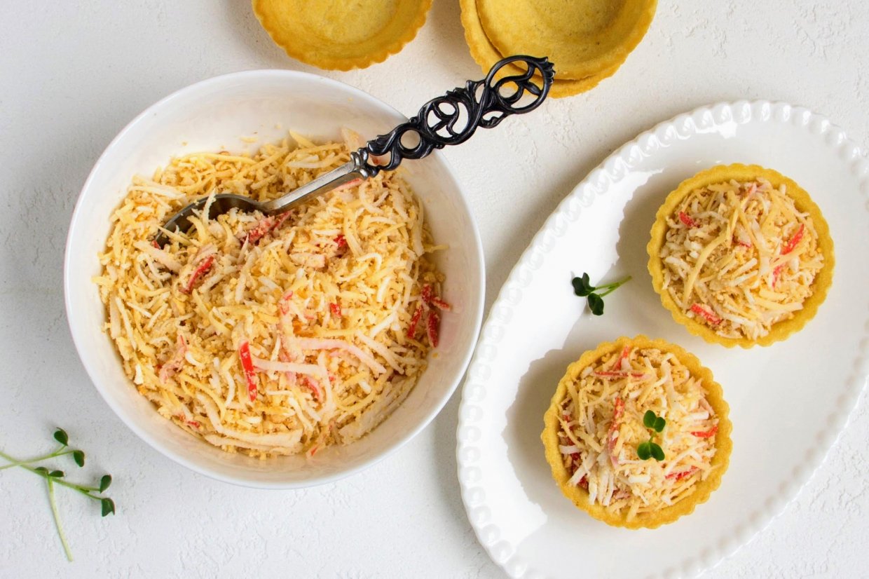 Салат с крабовым мясом и сыром Салат с крабовым мясом и сыром