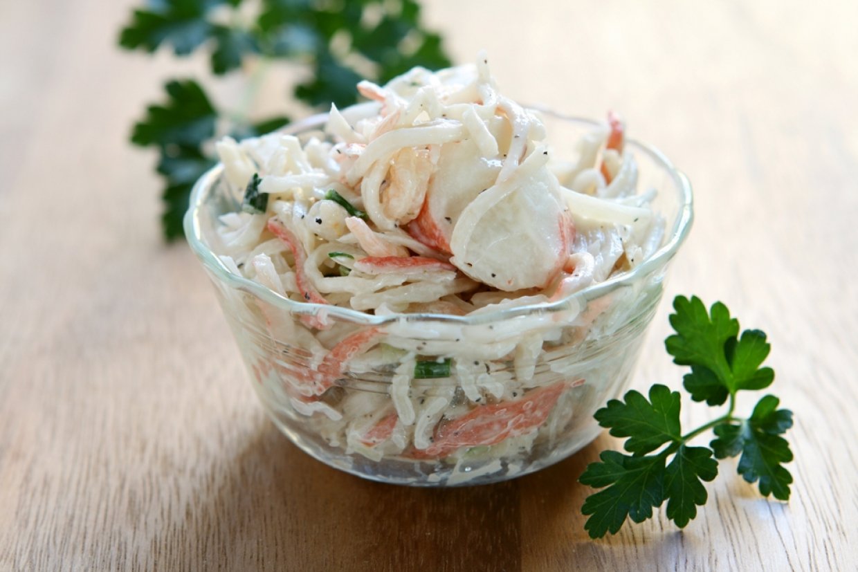Салат с кальмарами и крабовым мясом Салат с кальмарами и крабовым мясом