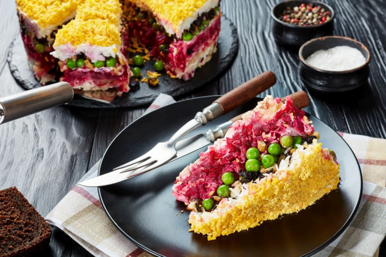 Слоеный салат с черносливом, зеленым горошком и курицей Слоеный салат с черносливом, зеленым горошком и курицей