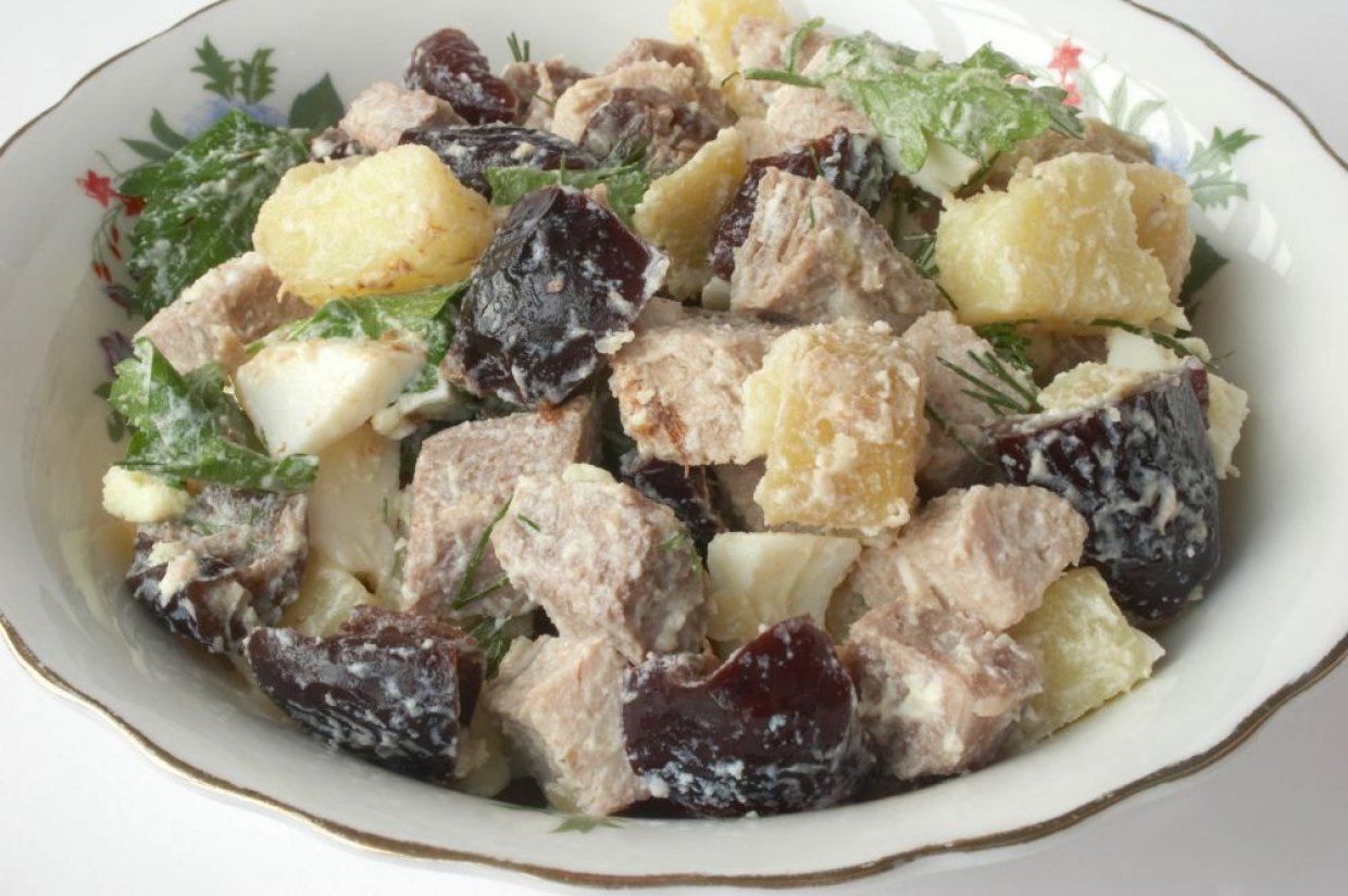 Салат из говядины, картофеля и чернослива Салат из говядины, картофеля и чернослива