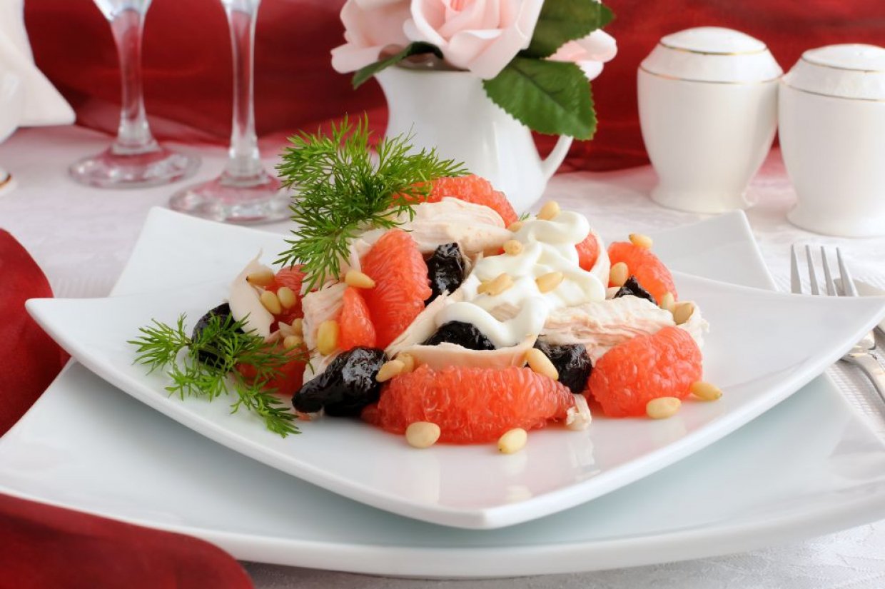 Салат из курицы, грейпфрута и чернослива Салат из курицы, грейпфрута и чернослива