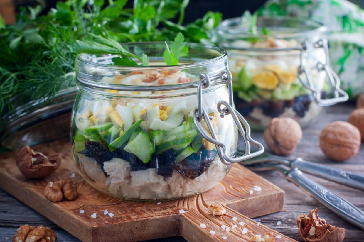 Слоеный салат с курицей, перепелиными яйцами и черносливом Слоеный салат с курицей, перепелиными яйцами и черносливом