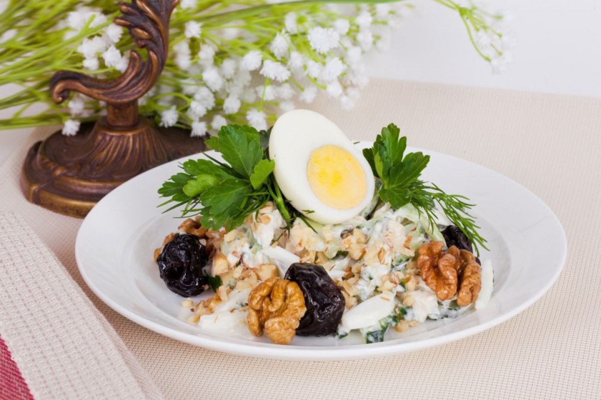 Салат с яйцами, огурцами и черносливом Салат с яйцами, огурцами и черносливом