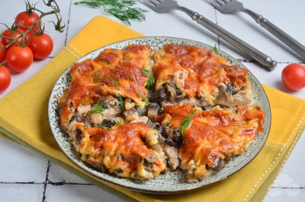 Куриные отбивные с грибами и сыром в духовке