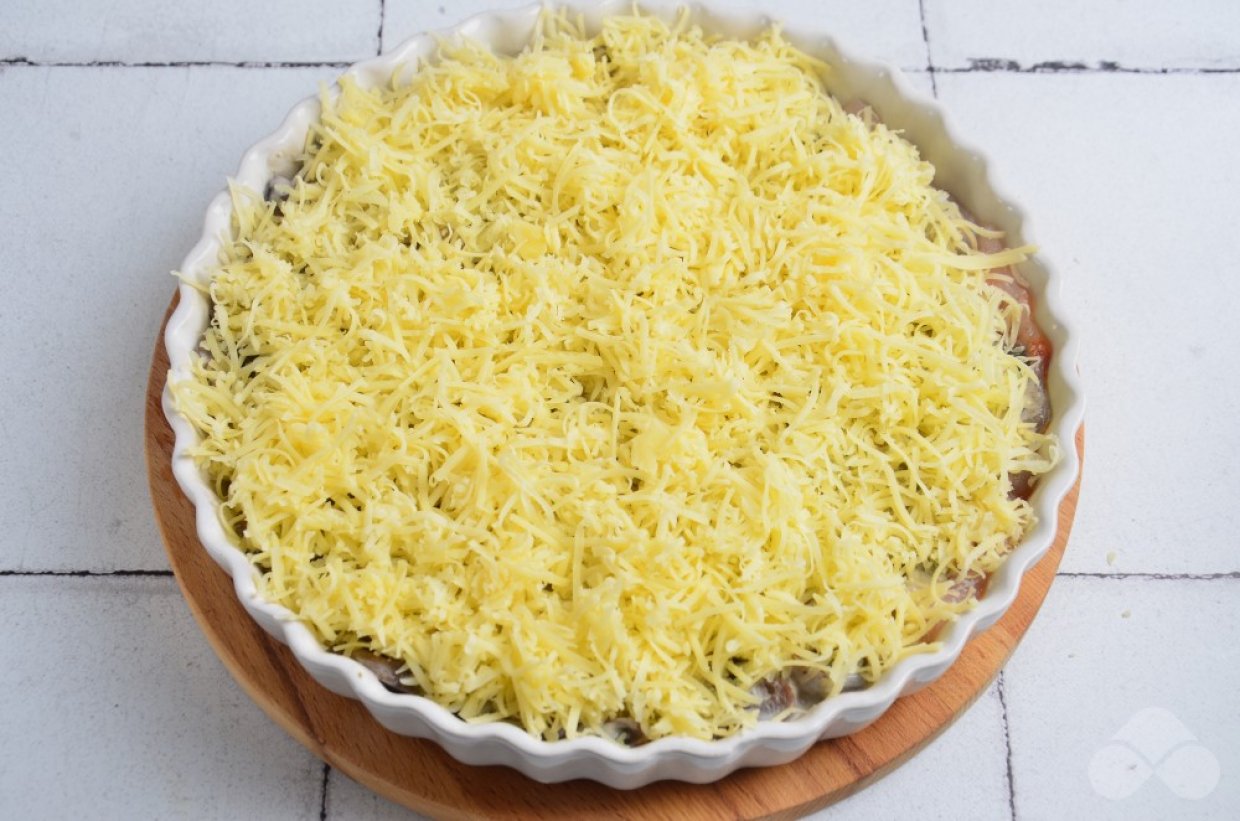 Куриные отбивные с грибами и сыром в духовке – фото приготовления рецепта, шаг 6