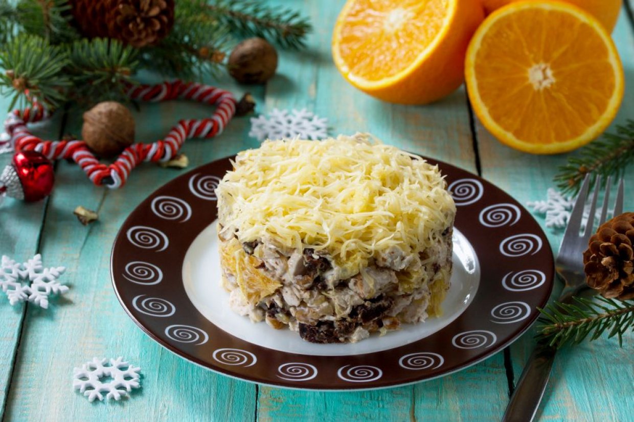 Салат из говядины, апельсина, сыра и чернослива Салат из говядины, апельсина, сыра и чернослива