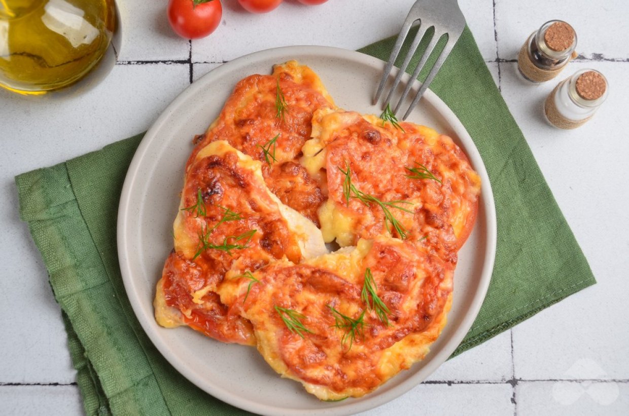 Куриные отбивные с помидорами и сыром в духовке – фото приготовления рецепта, шаг 5