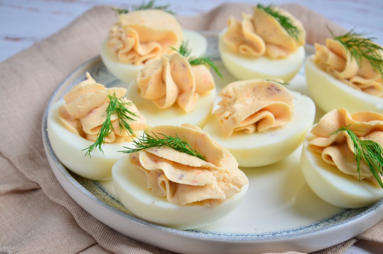 Яйца, фаршированные лососем и творожным сыром Яйца, фаршированные лососем и творожным сыром
