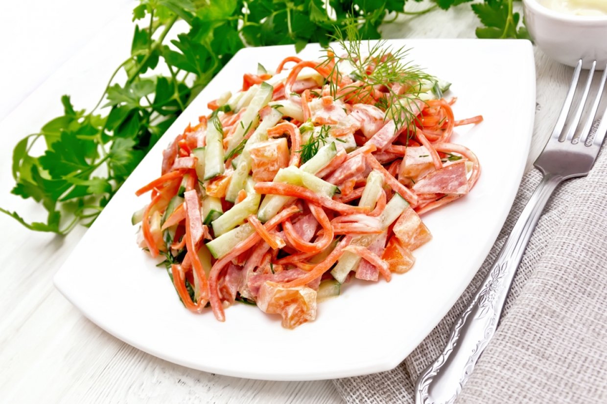 Салат с копченой колбасой и корейской морковью