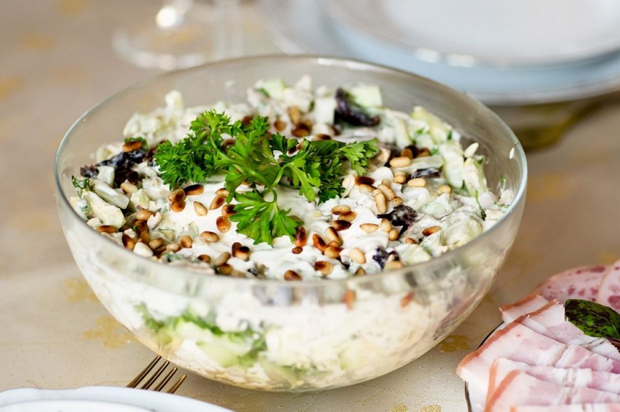 Салат из курицы, маринованных грибов и чернослива Салат из курицы, маринованных грибов и чернослива