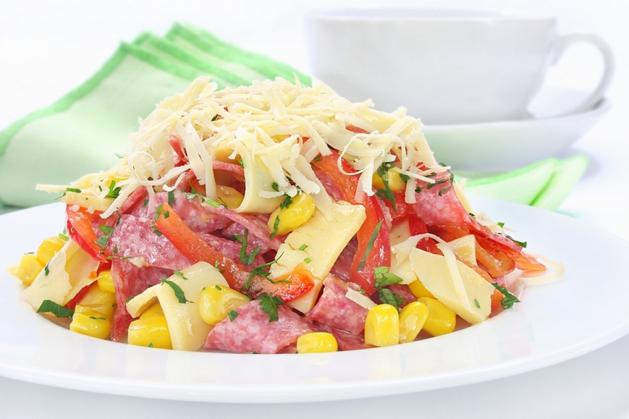 Салат с копченой колбасой и сыром Салат с копченой колбасой и сыром