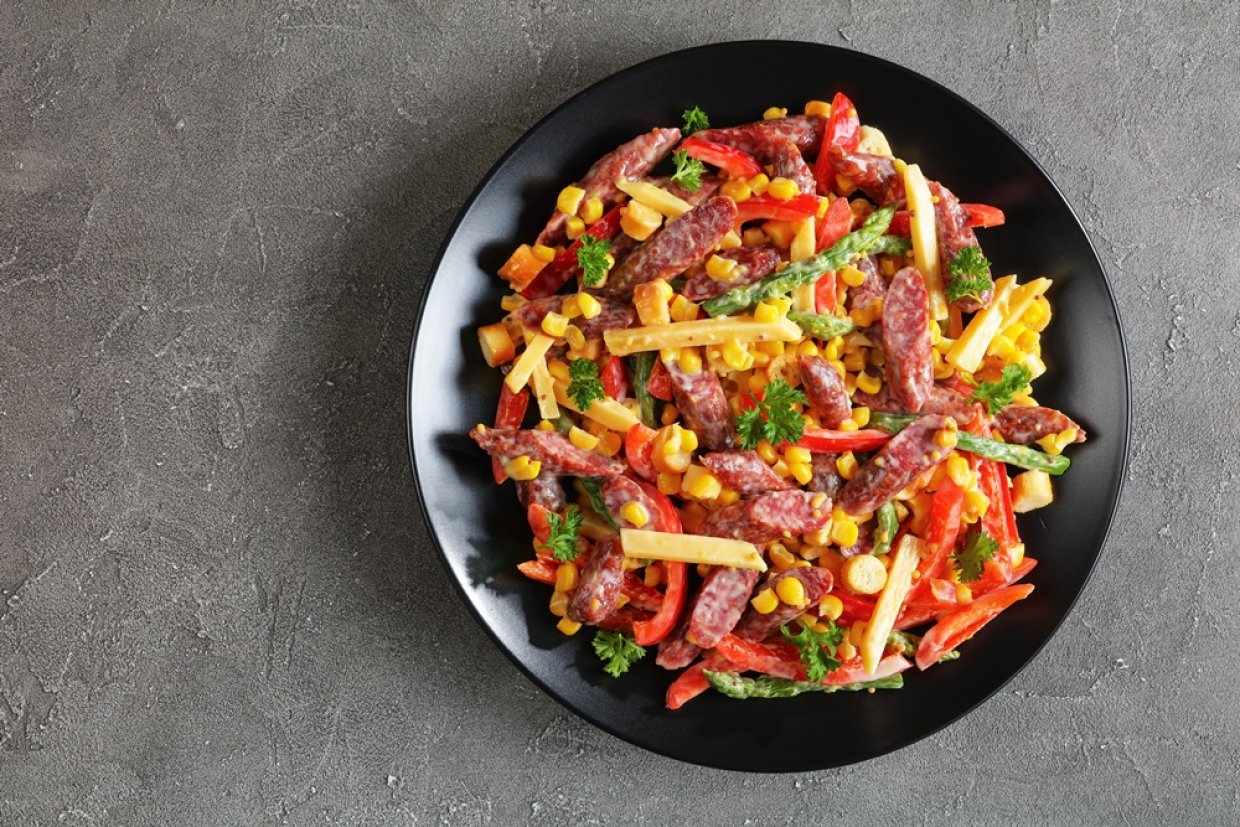 Салат с копченой колбасой и кукурузой Салат с копченой колбасой и кукурузой