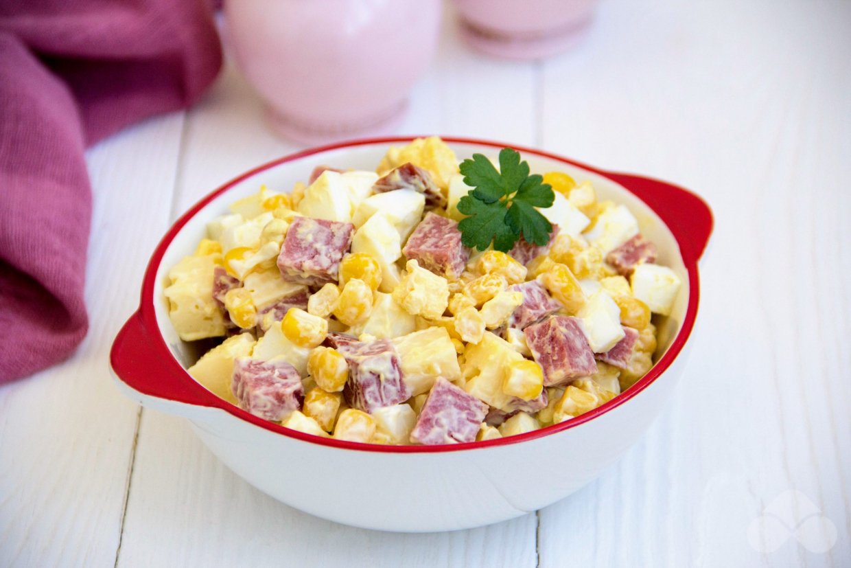 Салат с копченой колбасой и яйцами