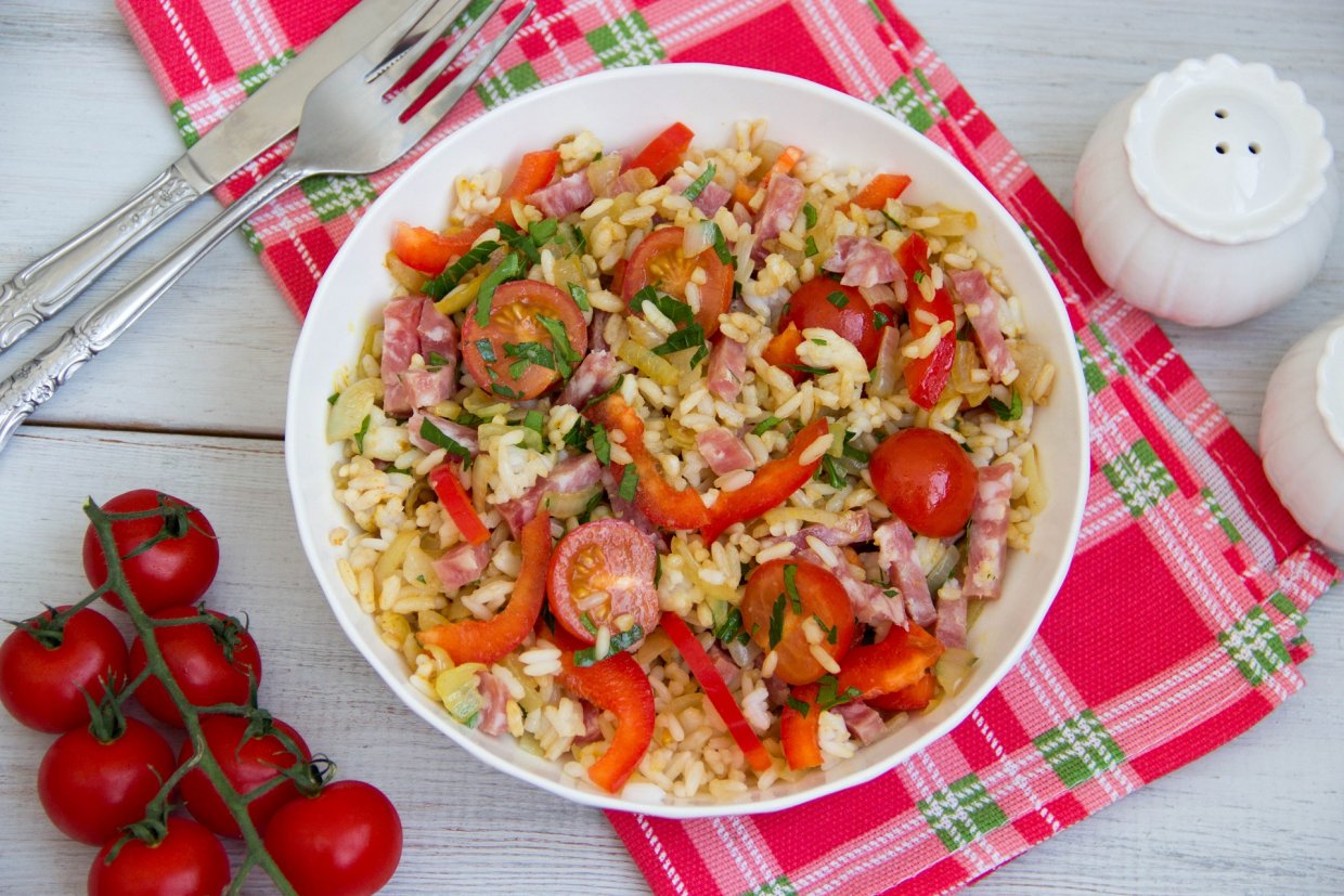 Салат с рисом и копченной колбасой Салат с рисом и копченной колбасой