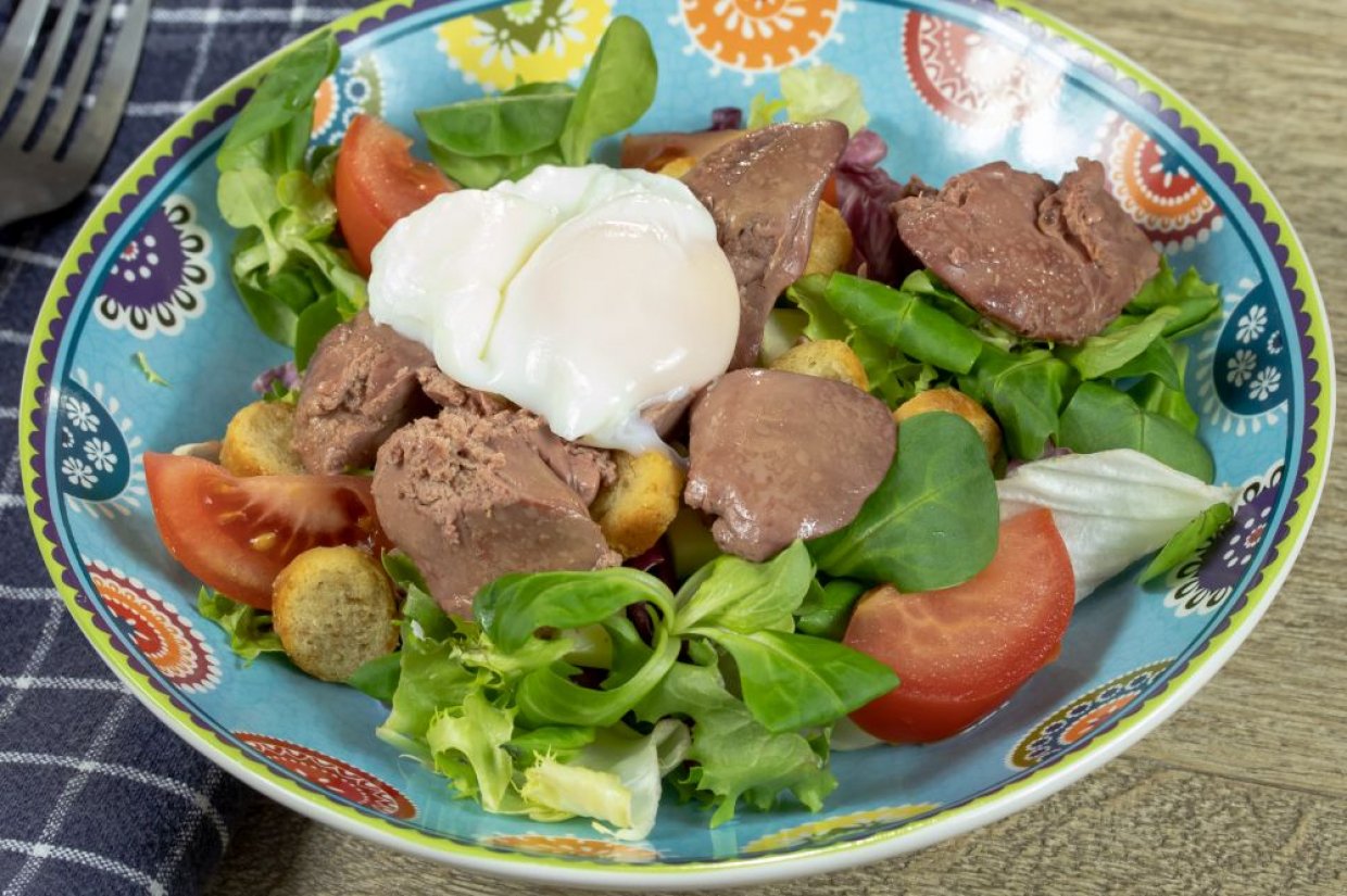 Салат из куриной печени с помидорами, сухариками и яйцом пашот Салат из куриной печени с помидорами, сухариками и яйцом пашот