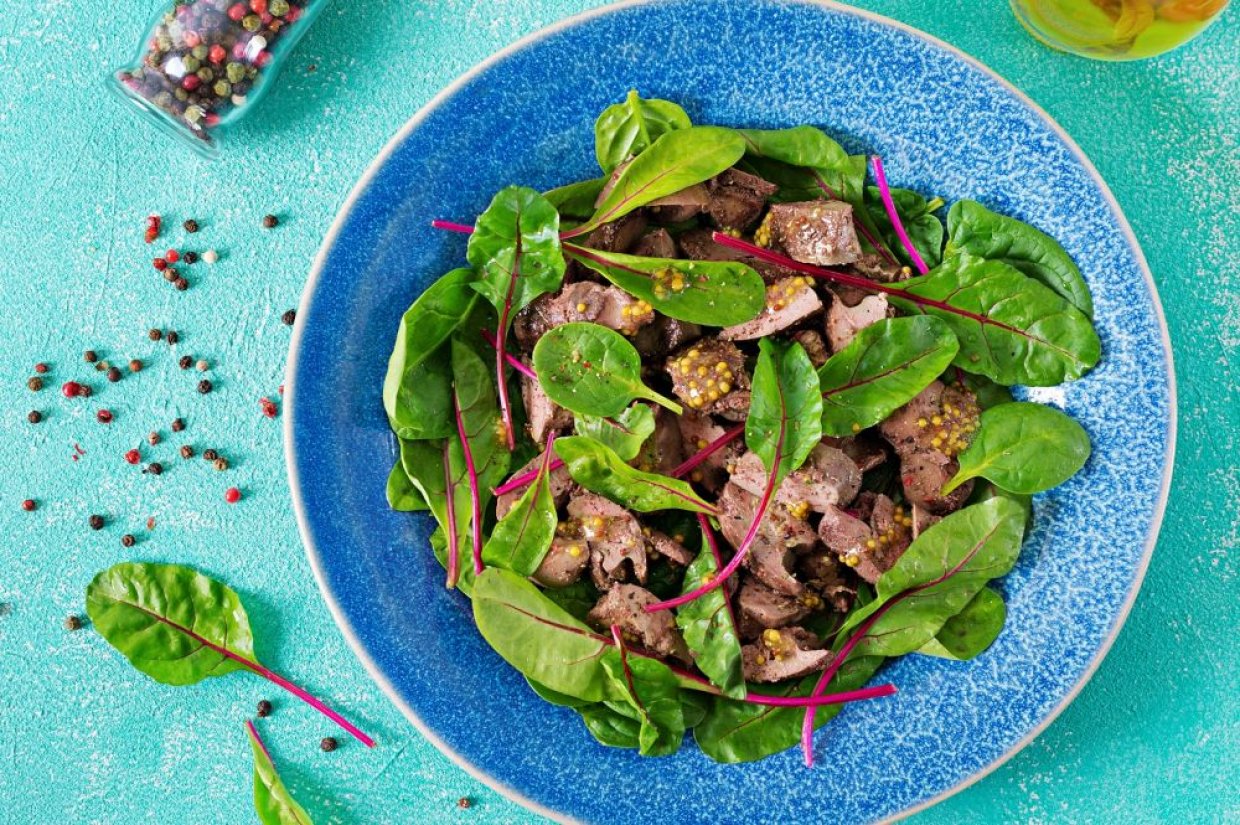 Салат из куриной печени и свекольной ботвы Салат из куриной печени и свекольной ботвы