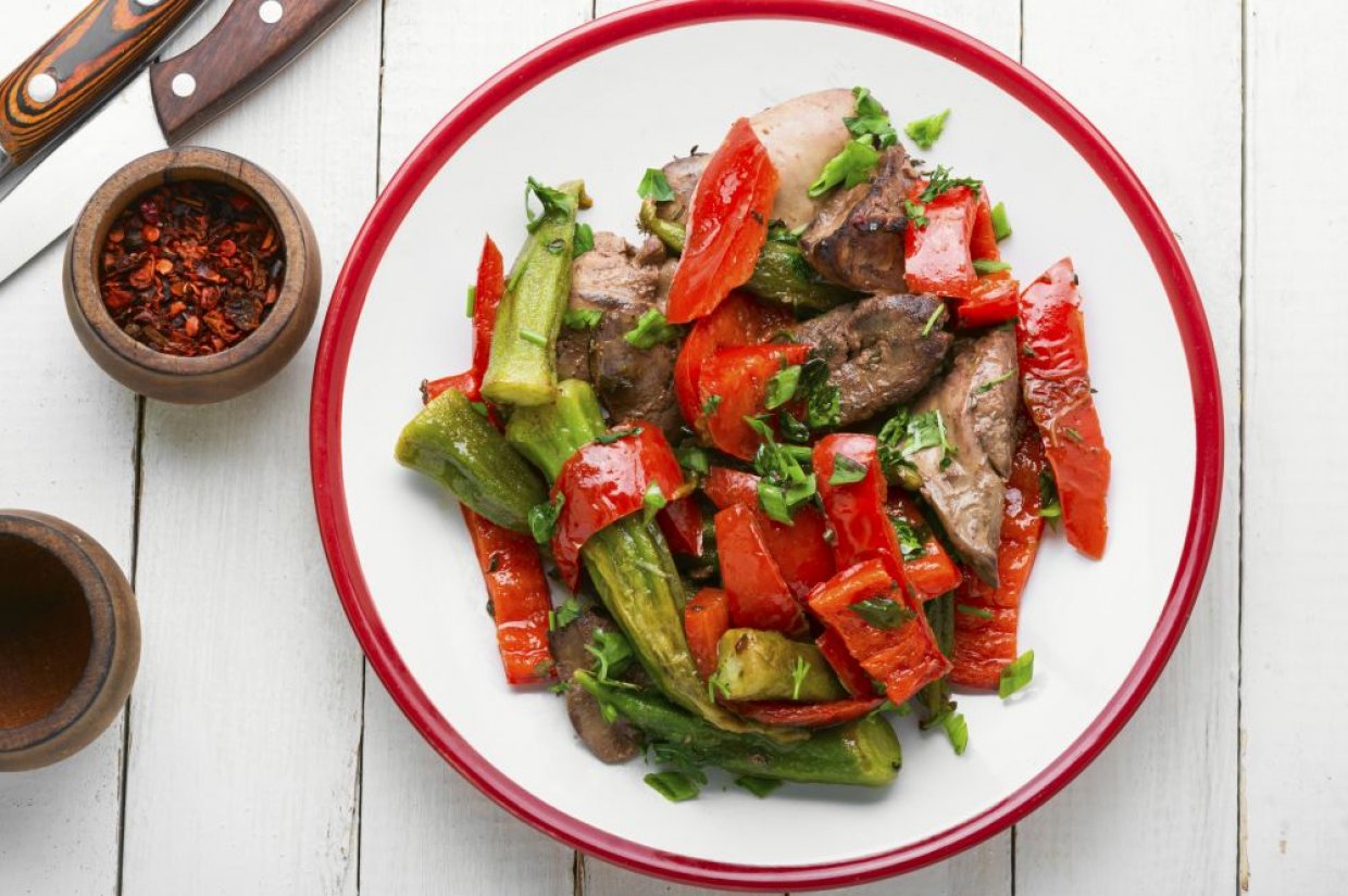 Теплый салат из куриной печени, маринованных кабачков и болгарского перца Теплый салат из куриной печени, маринованных кабачков и болгарского перца