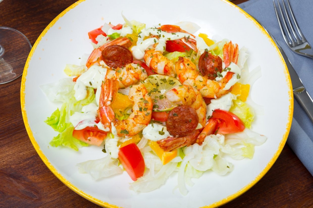 Салат с копченой колбасой и креветками Салат с копченой колбасой и креветками