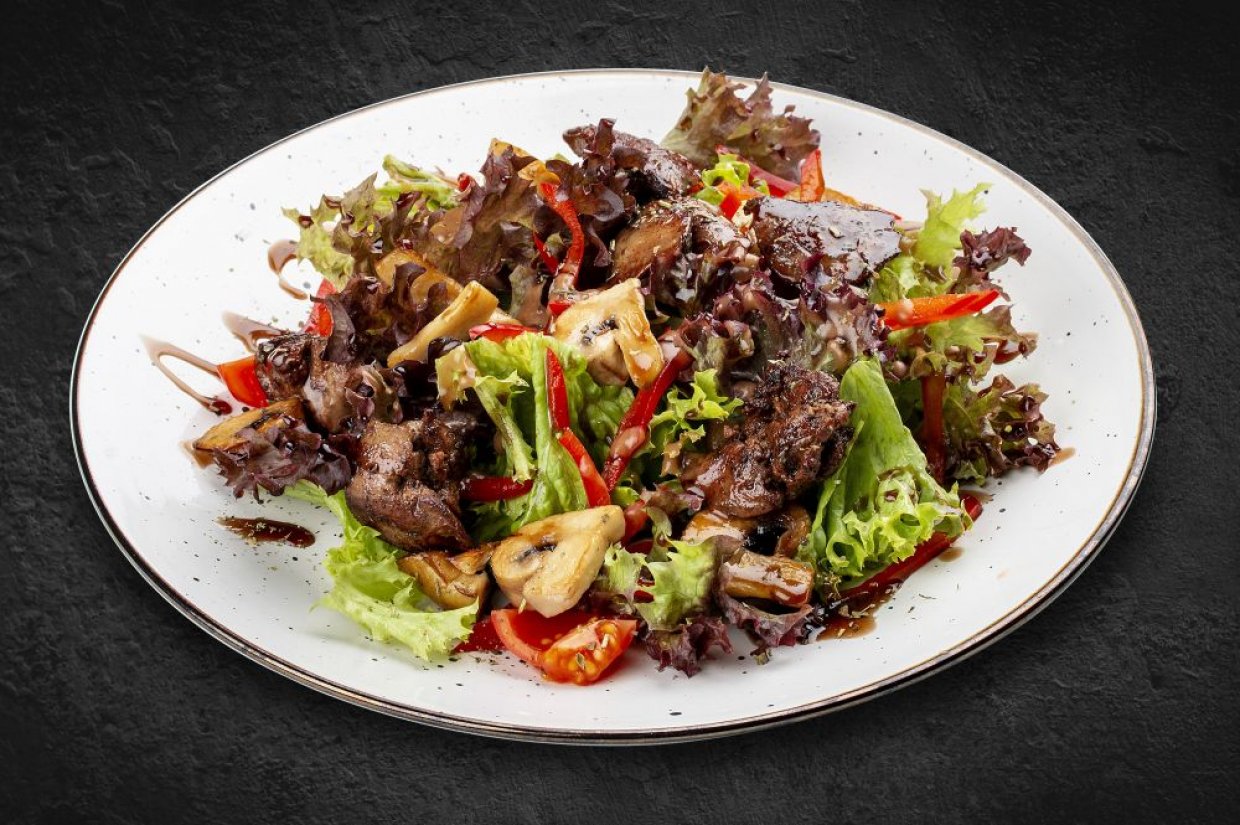 Салат из куриной печени с помидорами и шампиньонами Салат из куриной печени с помидорами и шампиньонами
