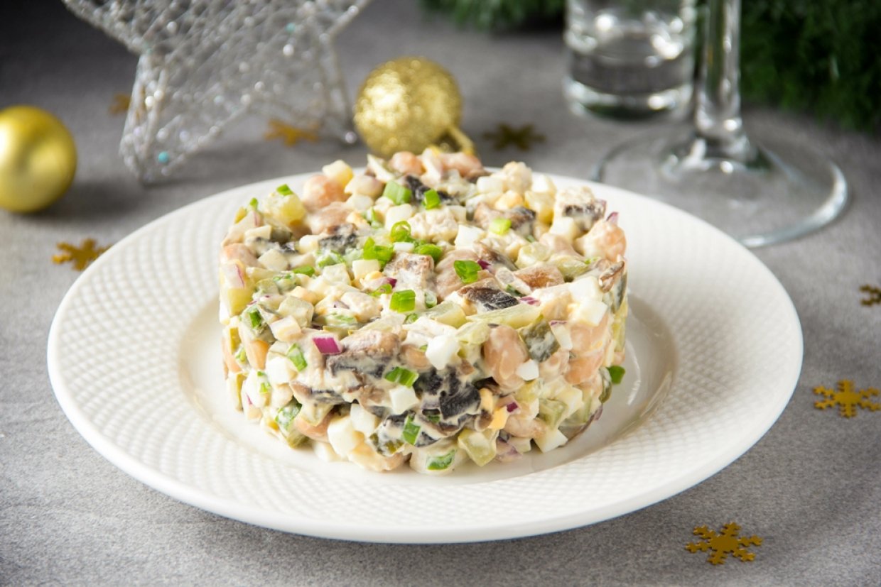 Оливье с копченой колбасой и грибами Оливье с копченой колбасой и грибами