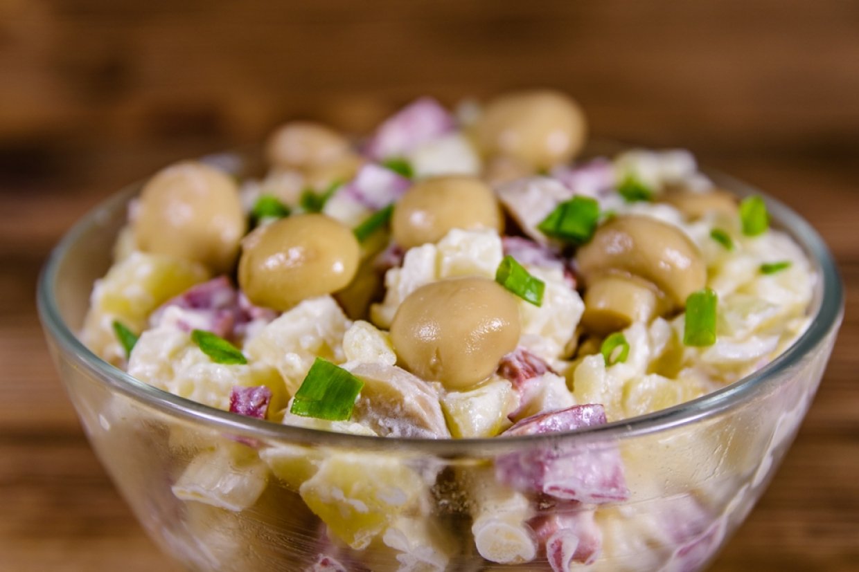 Салат с копченой колбасой и шампиньонами