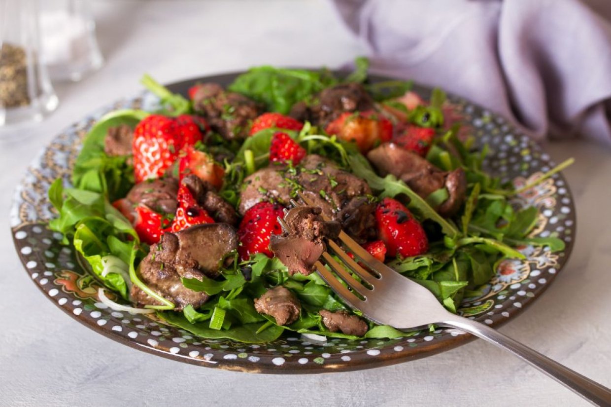 Салат с куриной печенью, клубникой и зеленью Салат с куриной печенью, клубникой и зеленью