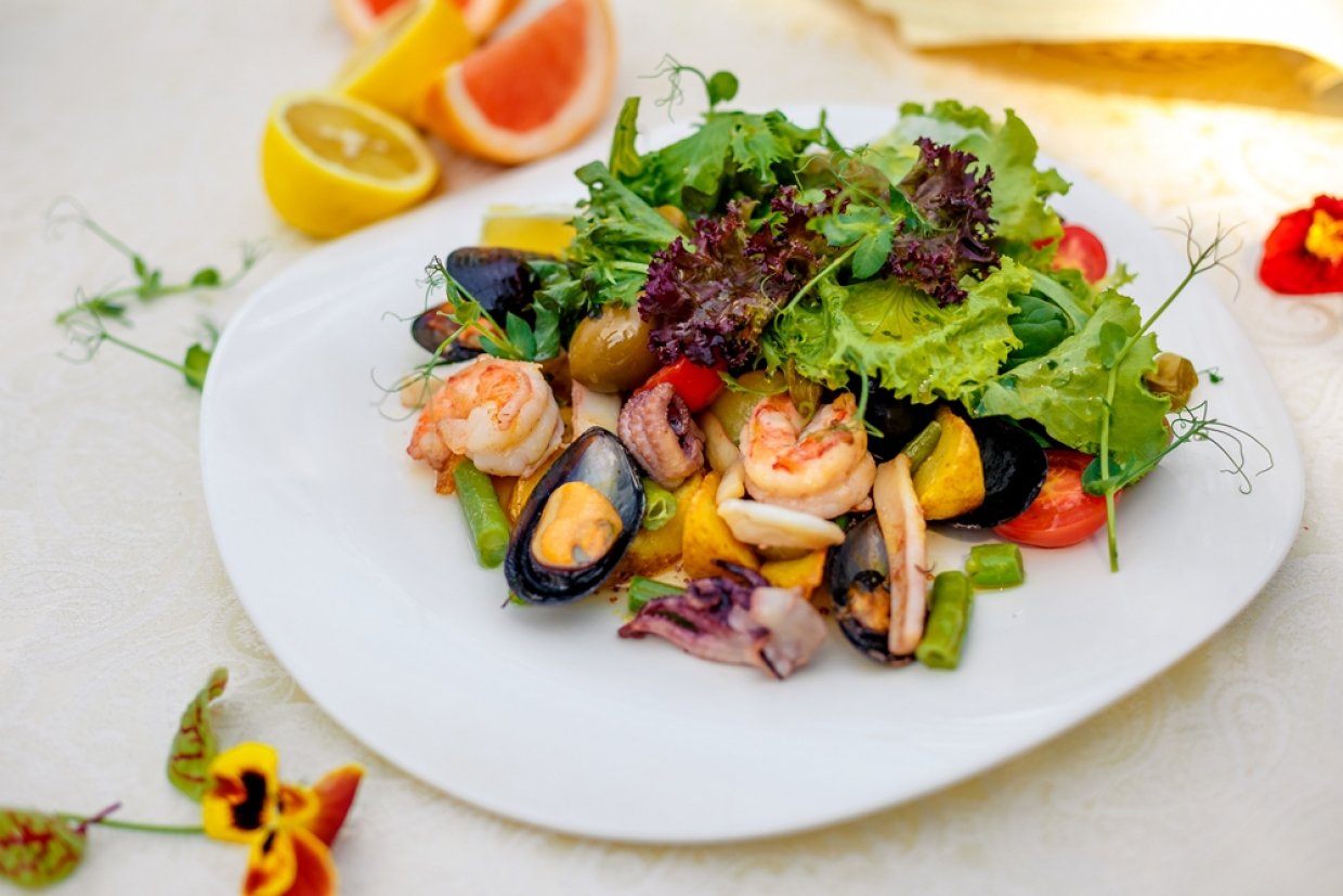 Салат с морепродуктами и стручковой фасолью Салат с морепродуктами и стручковой фасолью