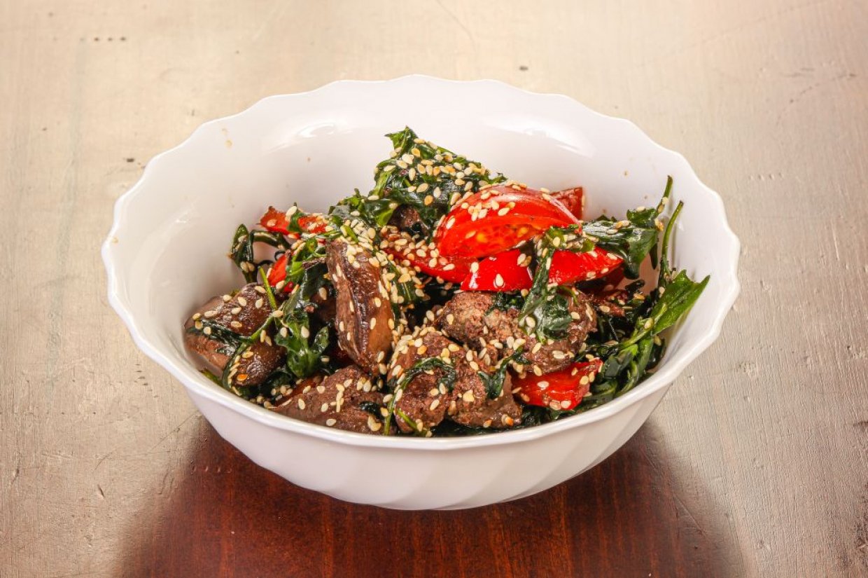 Острый салат с куриной печенью, помидорами и кунжутом Острый салат с куриной печенью, помидорами и кунжутом