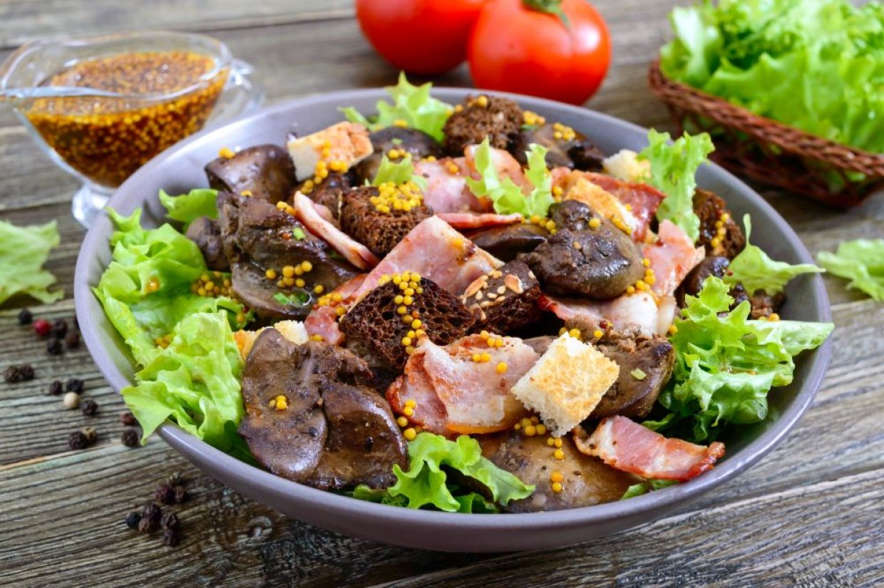 Теплый салат с куриной печенью, беконом и сухариками Теплый салат с куриной печенью, беконом и сухариками